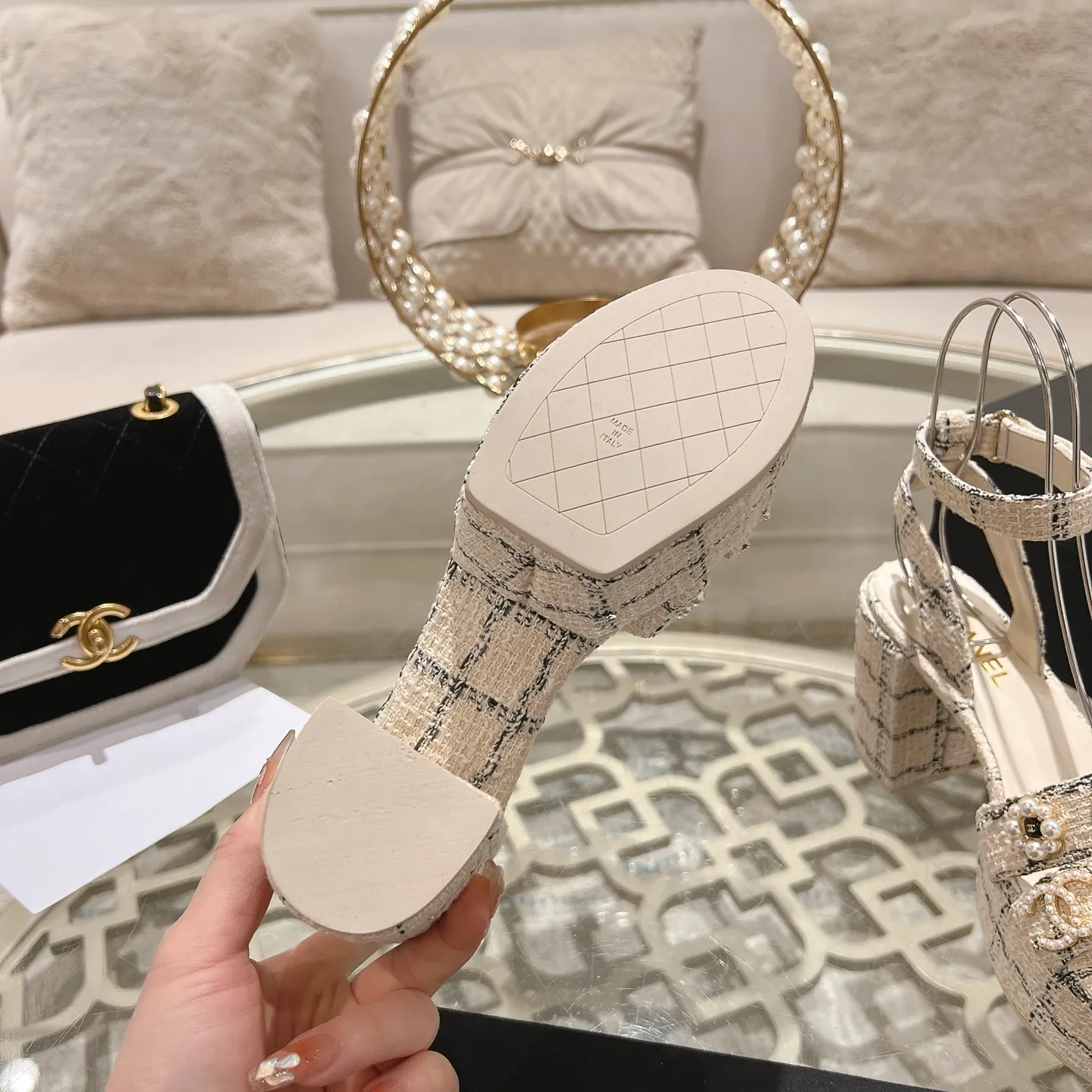 👟👟Ex-factory price 580👟👟 𝐂𝐇𝐀𝐍𝐄𝐋 | Xiaoxiang 25𝐬𝐬Spring and summer new products Counter classic catwalk models New series of high-heeled and waterproof platform sandals〰 A must-have in the fashion circle, the combination will interpret the meticulous, minimalist and classic elements that will never fade away It shows a unique dressing style that is too beautiful to say. A must-have for summer... Upper: Highly customized original specific fabrics. Lining: imported sheepskin lining. Outsole: original molded non-slip outsole. Heel height: 12cm. Waterproof platform: 2.5cm. Size: 35-39 (40.41.42 customization is not returnable)